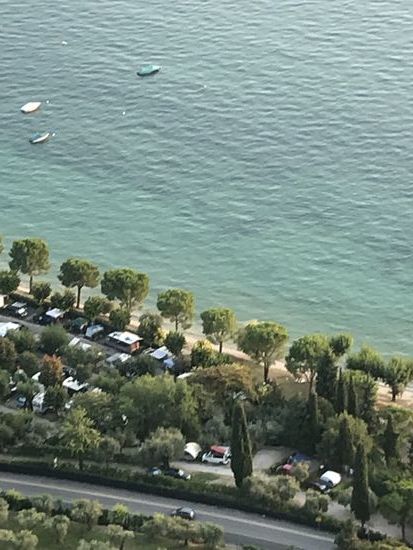 Blick auf den Campingplatz! Seht ihr mein Häuschen am See? Links neben der Zypresse, Höhe des Autos, neben dem roten Dach!
