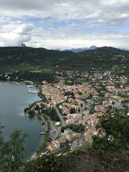 Vogelperspektive vom La Rocca auf Garda