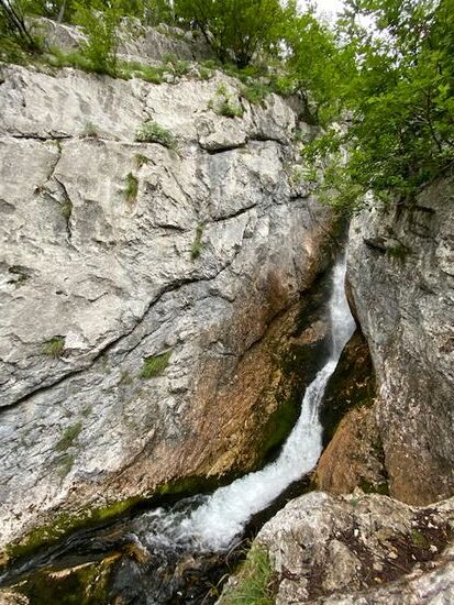Der erste Wasserfall der Quelle