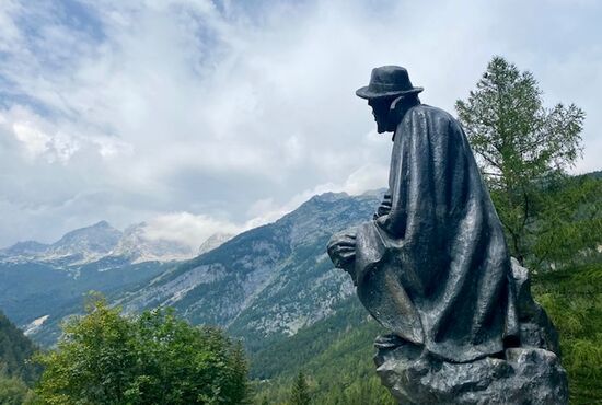 Denkmal des Dr. Julius Kugy, Wegbereiter des Alpinismus in den jülischen Alpen