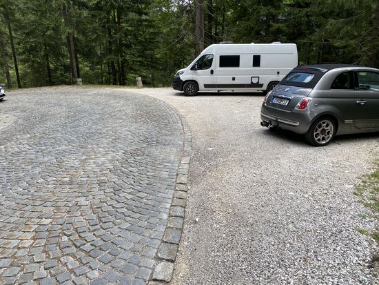 Der Pass ist in seinen 49 Kehren oft noch gepflastert