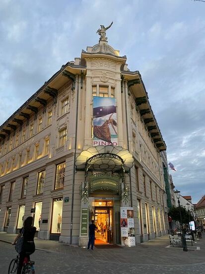 Edelkaufhaus… auch innen … Ich bin sofort wieder mit meinem Shorts und Shirt rausgeschlufft…