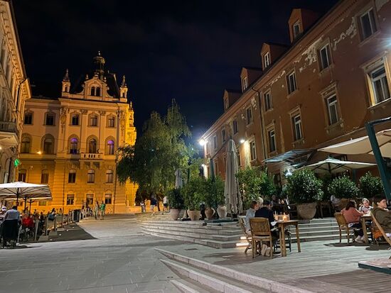 Seitenansicht der Universität