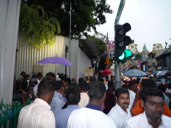 ...wo gerade Deepavali, das Lichterfest, gefeiert wurde - und die Straßen dekoriert und vor lauter Menschen kaum noch passierbar waren -