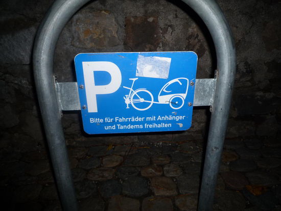 ...von der gefordeten Rädersortierung in - na, wo gibt's wohl solche Schilder?