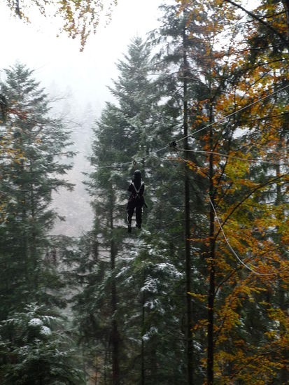 ...von über den verschneiten Schwarzwald fliegenden Personen verschiedenen Gewichts () an dünnen Seilen...