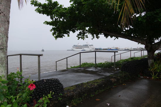 Im Hafen von Apia liegendes Kreuzfahrtschiff - die Samoaner sagen, kommt das Kreuzfahrtschiff, kommt der Regen, geht das Kreuzfahrtschiff, geht der Regen. Zumindest diesmal hatten sie recht! 