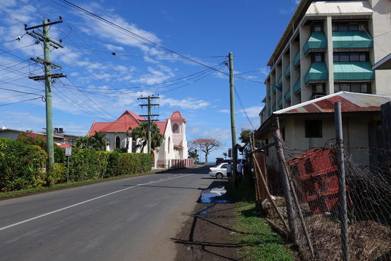 Apia bei Sonnenschein (das Kreuzfahrtschiff hatte abgelegt) - da sehen auch die verrosteten Ecken gleich viel freundlicher aus. Im Hintergrund eine der vielen, vielen Kirchen
