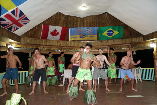 Fiafia II - diesmal mit Beteiligung dem männlichen Teil der Zuschauer (jaha, auch wir Frauen blieben nicht verschont. Und nein, keine Fotos!)