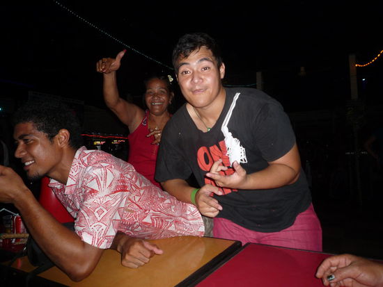 Im Zentrum der Aufmerksamkeit von den Cousins der Mutter des Schwagers oder so...  Im Hingtergrund eine von Sarahs feierwütigen Tanten