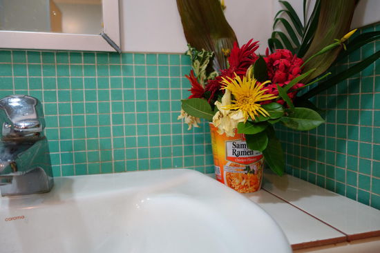 Samoanischer Blumenstrauß in original samoanischer Vase auf der Flughafentoilette