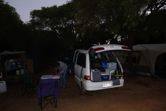 Im Gegensatz zu unseren Stellplätzen, auf denen wir eigentlich nicht hätten übernachten dürfen, sind wir auf diesem "free campsite" leider alles andere als einsam und alleine