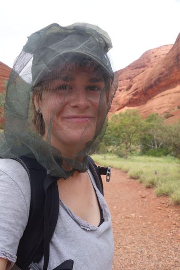 Ja, sieht bescheuert aus. Hindert die Fliegen aber nicht daran trotzdem um mich herum zu schwirren...