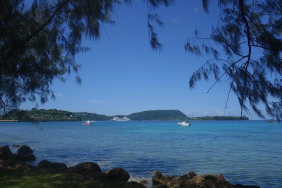 Von der Uferpromenade in Port Vila - hier docken über 200 Kreuzfahrtschiffe jedes Jahr an - die Touristen, die an diesen Tagen Port Vila bevölkern, verändern das Gesicht dieser Stadt völlig (und nicht zum positiven). Schade auch für sie, dass sie von diesem wunderbaren Land nur so einen kleinen Ausschnitt sehen!