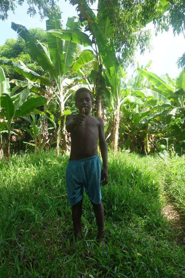 Eins von vielen vielen neugierigen und strahlenden Kindern