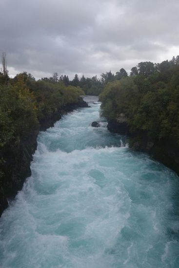 DIE Sehenswürdigkeit in Taupo: Die Huka-Fälle. Hier schießt das Wasser nur so den Berg herunter, schon beeindruckend...