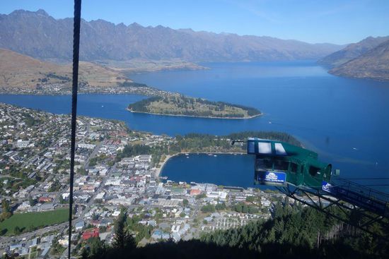 Fahrt mit der Gondel mit Blick auf Queenstown und natürlich die obligatorische Bungeejump-Plattform