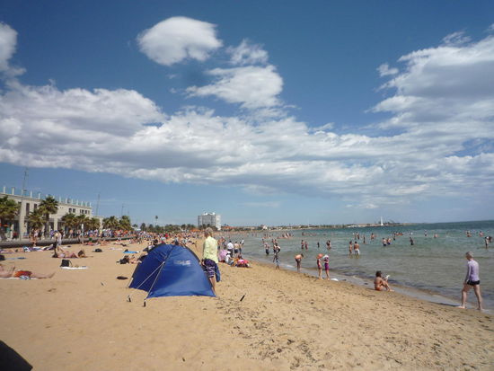 ...zum Beispiel tagsüber am Strand (der hier in Melbourne im Vergleich zu Sydney nicht der Knaller ist - aber ich will  mich nicht beklagen; Baden im Dezember ist toll!)