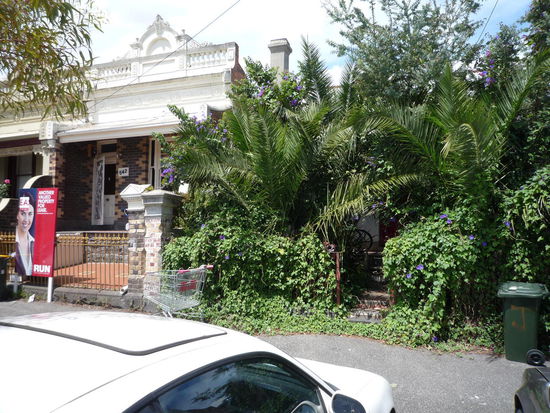 Jen bewohnt das letzte nicht-gentrifizierte Haus in einer Straße im schönen Stadtviertel Brunswick; in permanenter Erwartung des Kündigunsschreibens aufgrund von Renovierung im Briefkasten