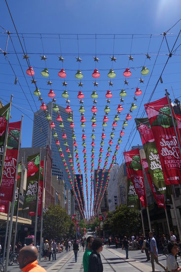 Fußgängerzone, weihnachtlich dekoriert