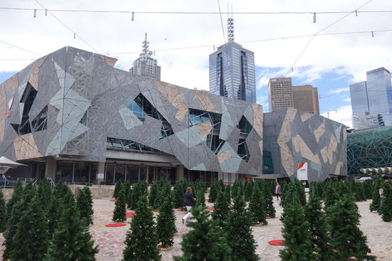 Federation Square, zentraler Platz (dort soll es auch eine besonders nette Eisverkäuferin geben, munkelt man!  )