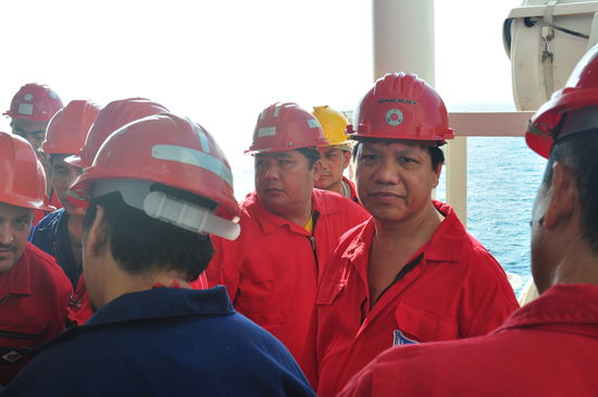 Unser Messman im Arbeitsoverall, welcher alle Arbeiter auf Deck tragen müssen.