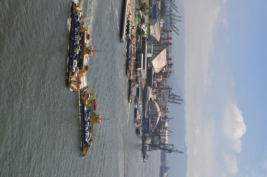 Autofähren im Hafengebiet