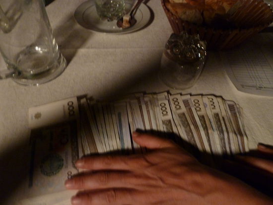 1 Dollar = 2350 Som ... grösste Note 1000 Som ... bei 100 Dollar = 235 Noten