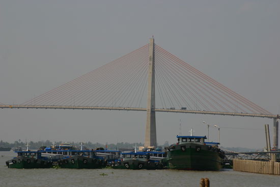 Moderne Brücke über den Mekong