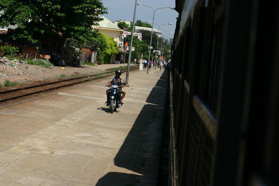 Mit dem Moped fährt man hier ÜBERALL, auch auf dem Bahnsteig