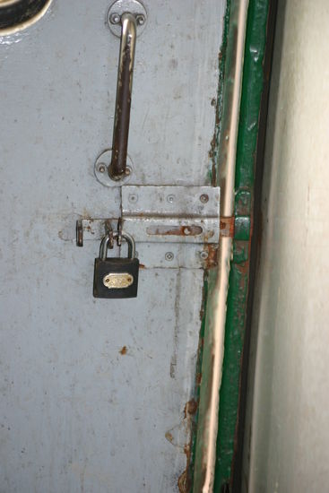 "Sicherheitsbestimmungen" bei der Vietnamesischen Bahn, damit im falle aller Fälle auch alle aus dem Zug kommen , den Schlüssel dafür hat nur!!! der Schaffner.....