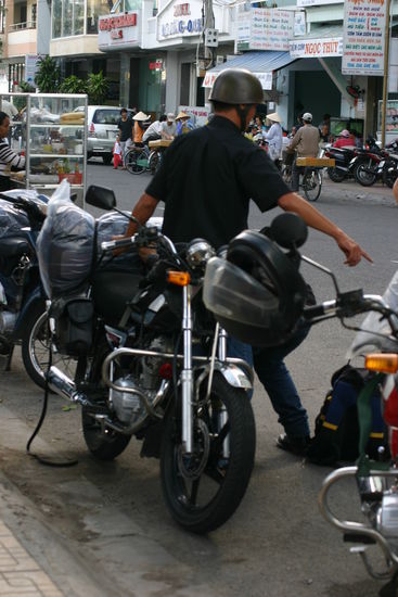 Vor der Abreise wird das gepäck verstaut