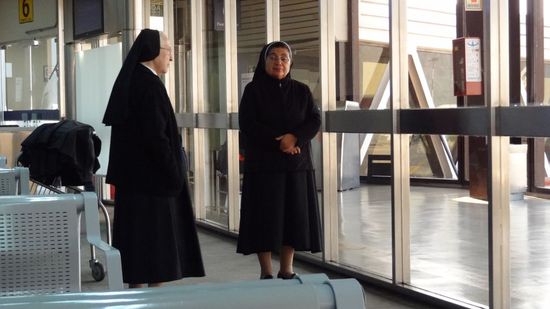 Nonnen auf dem Weg nach Santiago de Chile