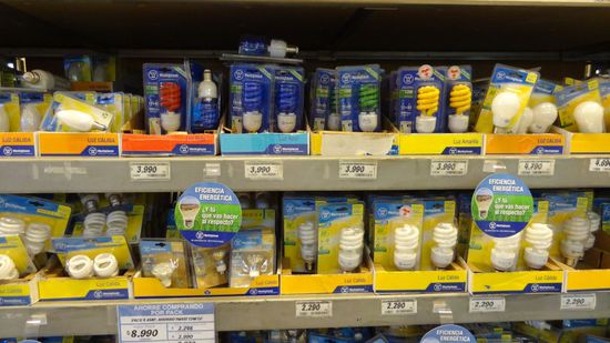 Farbige Energiesparlampen im Baumarkt