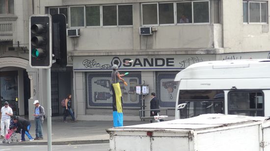 Strassenkünstler, Jonglage auf Stelzen