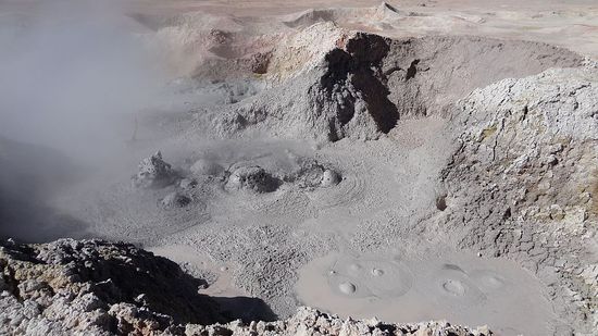 Heisse Quellen in einem Geysir Feld