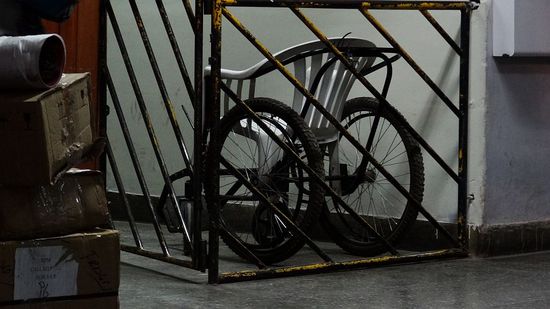 Ein "Roll"stuhl  am Busbahnhof