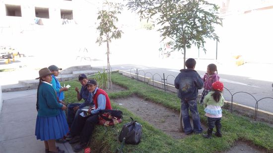 Eine Familie am Busbahnhof