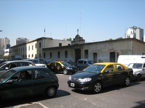 Verkehr vor dem Hostel