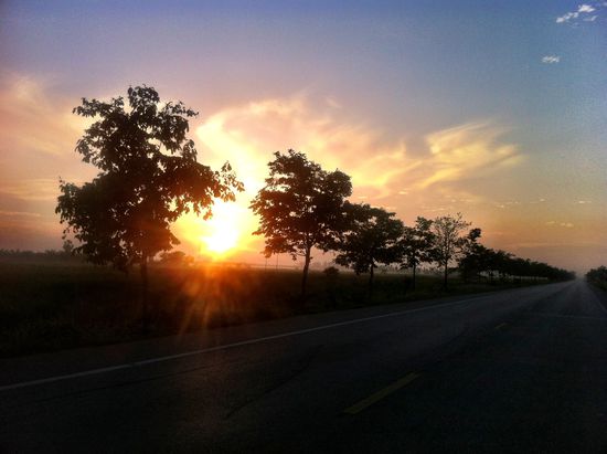 Sonnenaufgang über den Straßen von Surat Thani