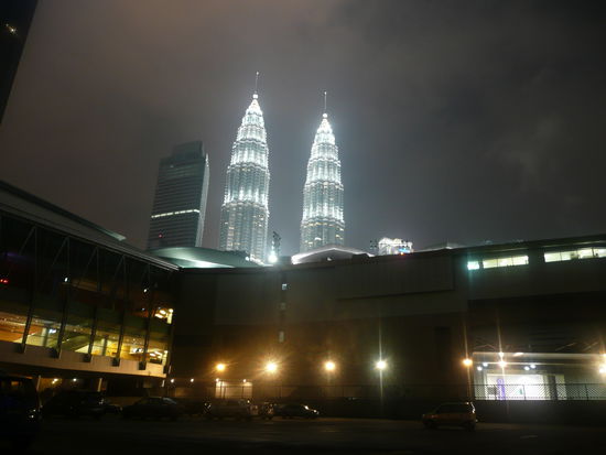 Die Twin Towers bei Nacht...sieht in live schon ziemlich geil aus