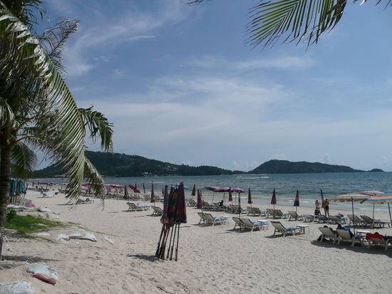 Der schöne Sandstrand von Patong Beach