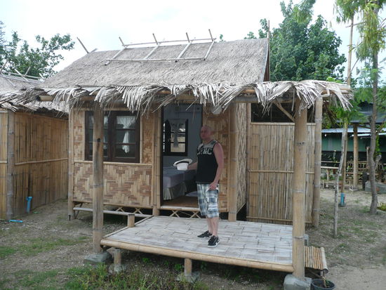 Die besagte erste Hütte am Partystrand....dahinter befindet sich der "Nassbereich"