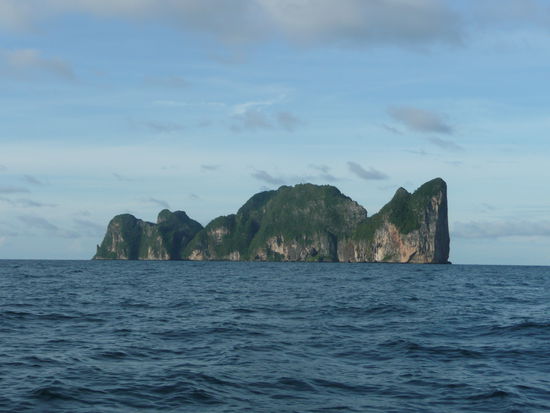 Mitten auf dem Meer in Richtung der unbewohnten Insel von Koh Phi Phi (Phi Phi Le)
