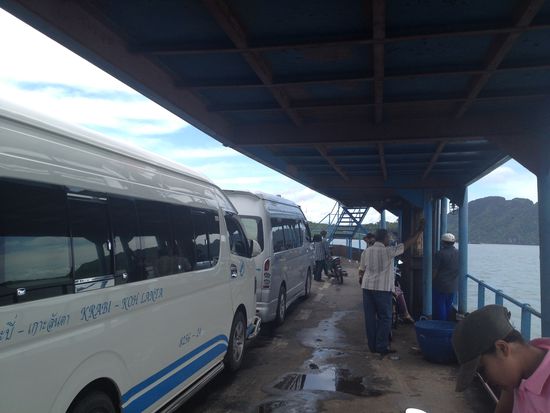 Hier sind wir gerade auf einer der Autofähren....einer der beiden Büsschen war unserer