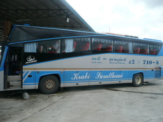Unser Bus nach Surat Thani (am Busbahnhof in Krabi)