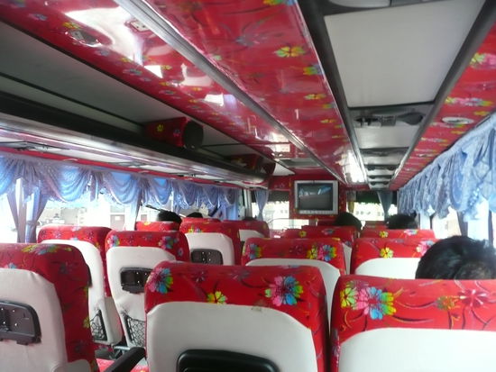 So sehen die Busse von innen aus....wie bei einer Oma und dazu auch noch schweine kalt (Klima)