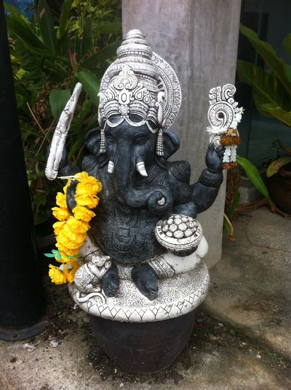 Solche süßen Figuren stehen überall in Thailand rum...diese stand vor unserer Bungalow-Anlage