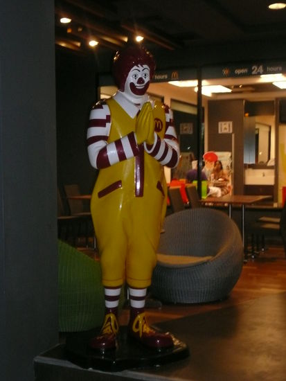 Ein thailändischer Ronald Mc Donald...süß oder?