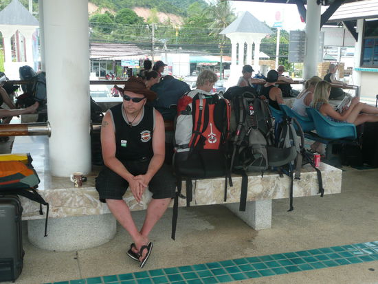 Am Hafen von Koh Samui...warten auf unser Boot (wieder mit Markierungen auf der Brust)